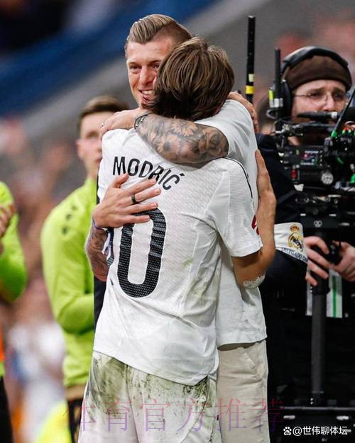 安帅被迫调整中场 魔笛克罗斯将重新担任首发搭档 安帅被迫调整中场 魔笛克罗斯将重新担任首发搭档